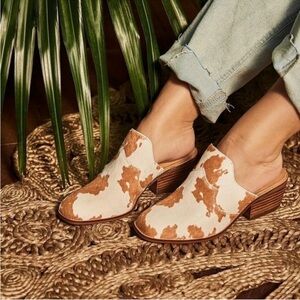 Crown Vintage White and Tan Cowhide Slip-On Mules